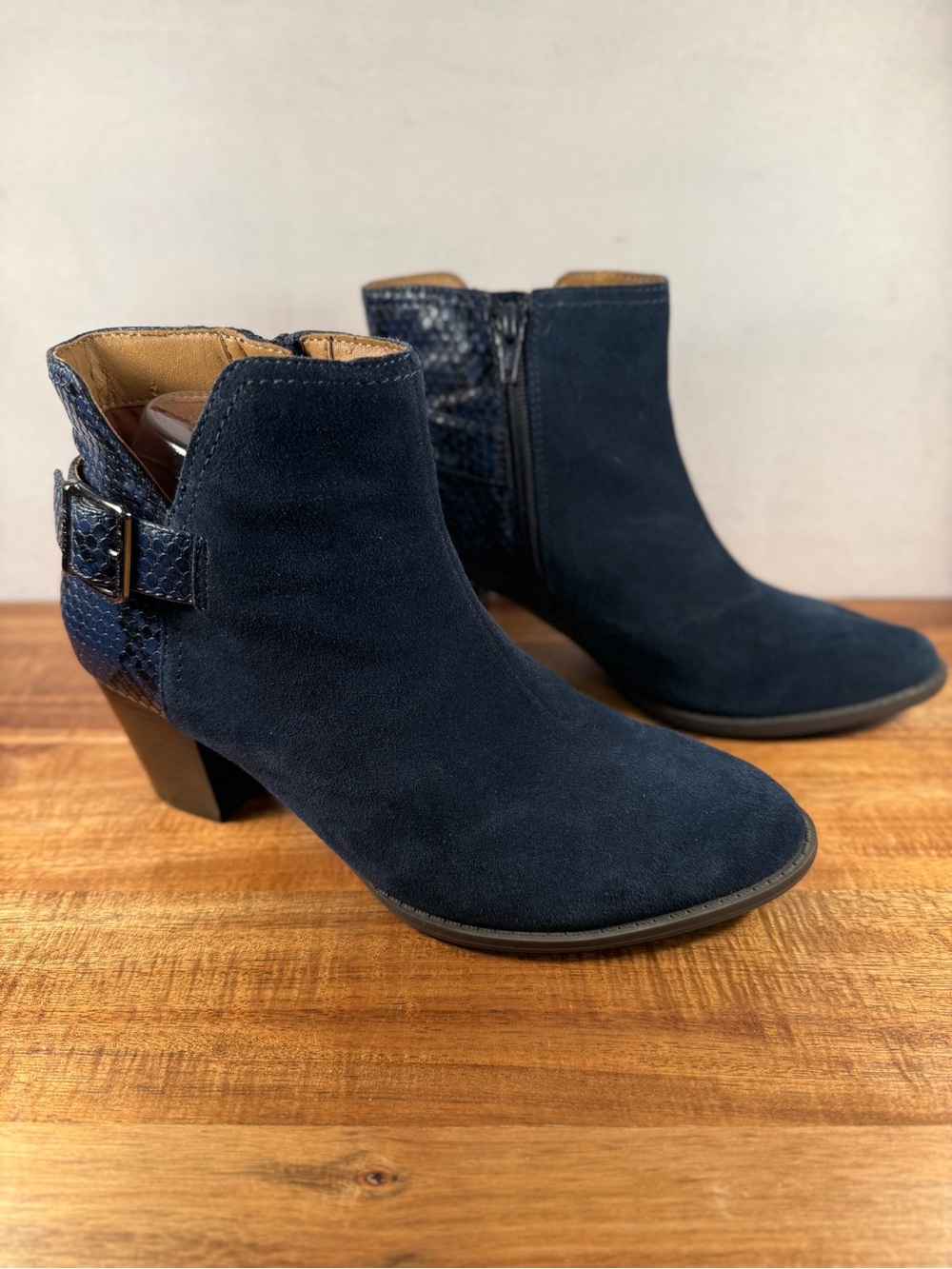Vionic Naomi Ankle Boots Navy Suede Snake Heel Panel Size 8